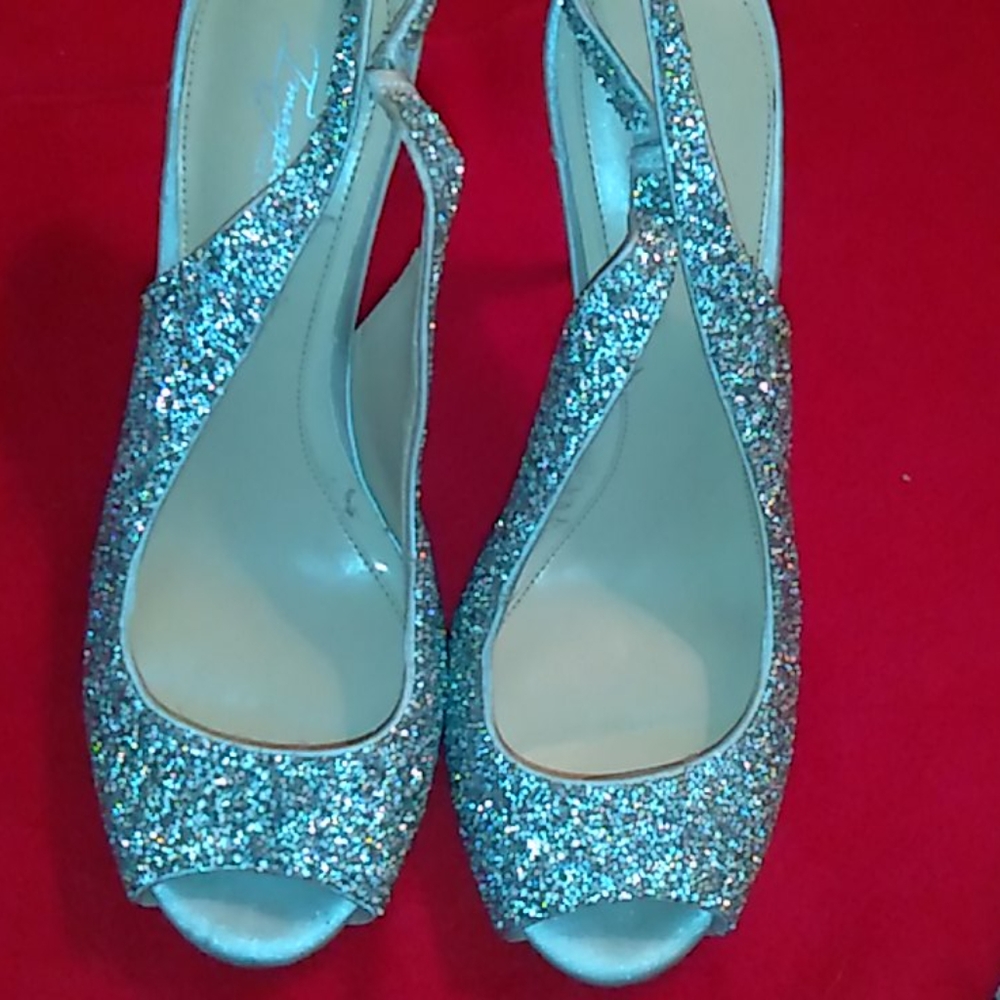 Size 10. Vince camuto silver sparkle heels